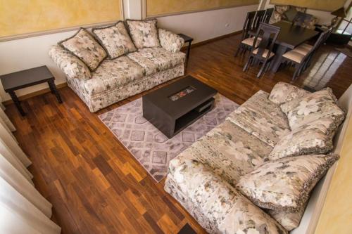a living room with two couches and a table at Un lugar familiar in Cochabamba