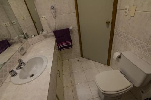 a bathroom with a sink and a toilet at Un lugar familiar in Cochabamba