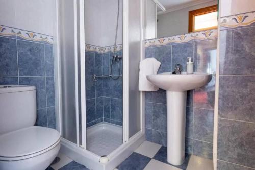 ein Bad mit einer Dusche, einem WC und einem Waschbecken in der Unterkunft EL BALCÓN DE CAMPO LOS PATOS in Oviedo