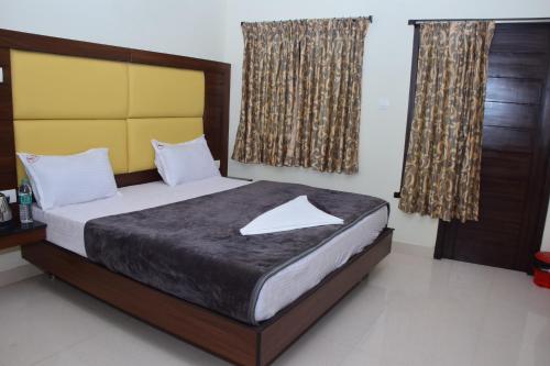 a bedroom with a large bed in a room at B2B Home Stay in Kodaikānāl