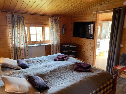 Un dormitorio con una cama grande con almohadas. en Rusthållaregården i Edenryd, en Bromölla