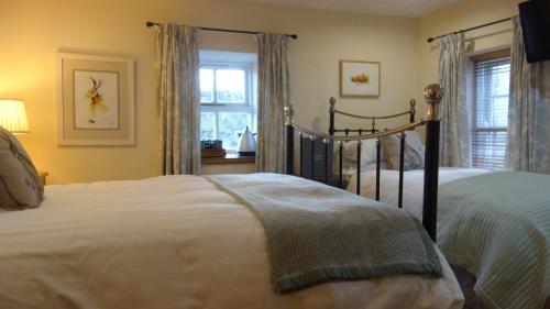 una camera con due letti e una finestra di Eastview Bed and Breakfast a Garrigill