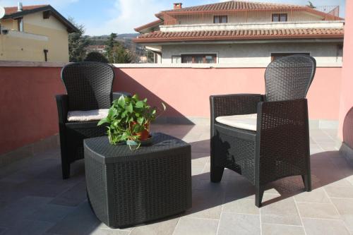two chairs and a table on a patio at Casa Dàmoli in Negrar
