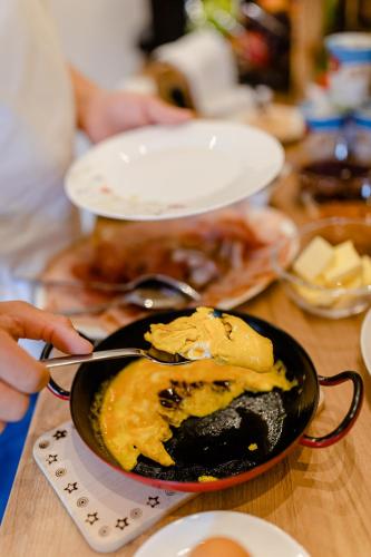 a person is eating an ice cream in a bowl at Gästezimmer Das Hambammer in Heimschuh