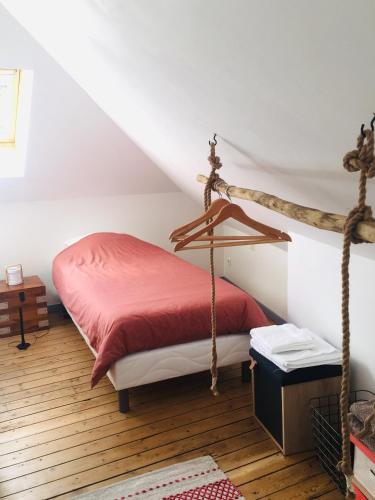 - une chambre mansardée avec une balancelle dans l'établissement Le 61 bis, à Saint-Valery-sur-Somme