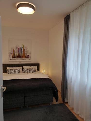 ユーバーリンゲンにあるHaus Seeblickのベッドルーム1室(ベッド1台、大きな窓付)