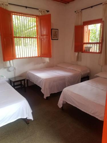 Кровать или кровати в номере Hostal Rio Arabia - Valle De Cocora HOTEL
