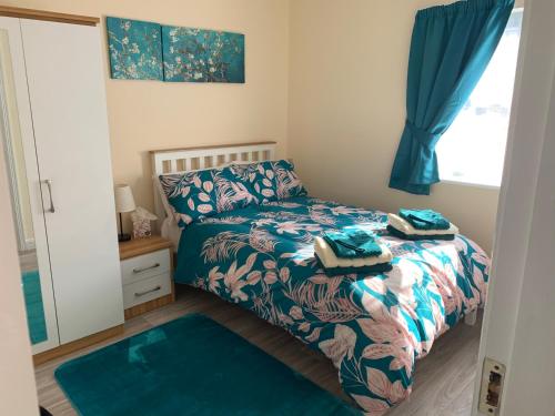 een kleine slaapkamer met een bed en een raam bij Mayfield House Holiday home in Ballinrobe