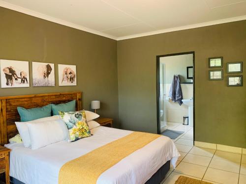 Un pat sau paturi într-o cameră la Impala Lily