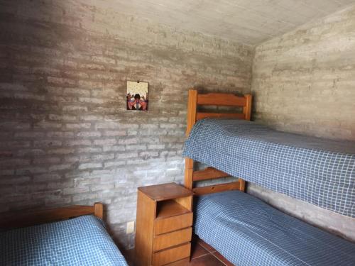 1 dormitorio con 2 literas y mesa en Casas Las Coloradas, en Piriápolis