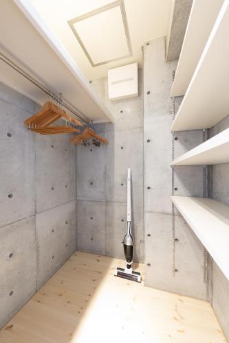 a room with white walls and a ceiling with skylights at Tamatsukuri Daifuji Kan in Osaka