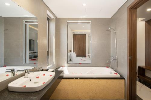 a bathroom with a bath tub and a sink at Tan Phuong Nam Hotel & Apartment in Da Nang