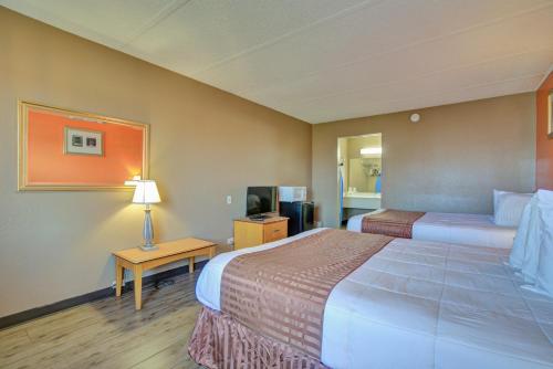 Tempat tidur dalam kamar di Americas Best Value Inn Laredo