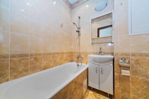 y baño con bañera y lavamanos. en City Inn Apartment Sokolniki, en Moscú