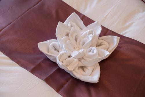 a white flower sitting on top of a bed at Tamatsukuri Daifuji Kan in Osaka