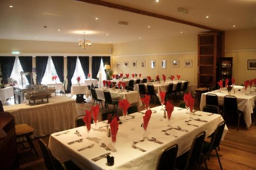 Un restaurante o sitio para comer en Auld Cross Keys Inn