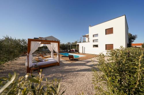 Villa Suncica with Heated Pool, Jacuzzi and Bikes near Zadar