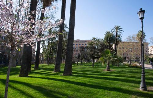 Un jardín fuera de Hotel Napoleon