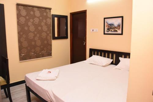 Кровать или кровати в номере Aishwaryam Deshna Service Apartment Ambattur Chennai