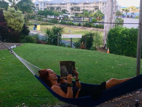 Jardín al aire libre en Backpackers By The Bay