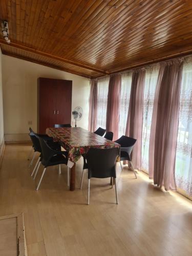 Un lugar para sentarse en All Are Welcome Guest House