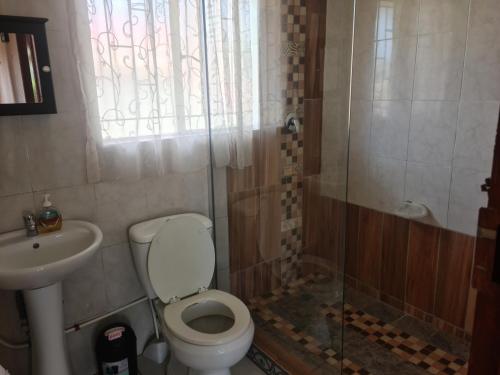 Un baño de All Are Welcome Guest House
