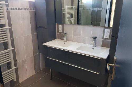 une salle de bain avec un lavabo et un miroir dans l'établissement LE CALME EN PROVENCE, à Tulette