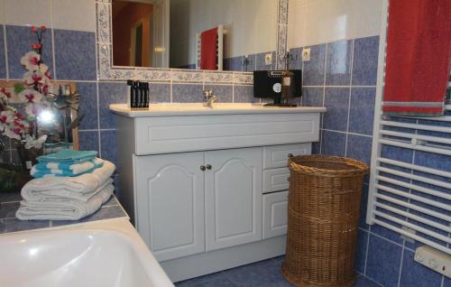 La salle de bains est pourvue d'un lavabo, d'un miroir et d'une baignoire. dans l'établissement VILLA FLAMENCA - piscine chauffée, à Châteaurenard