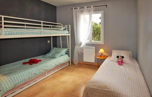 1 dormitorio con 2 literas y ventana en VILLA FLAMENCA - piscine chauffée en Châteaurenard