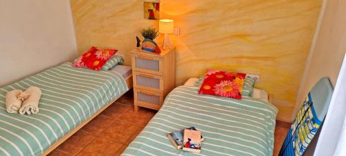 Ένα ή περισσότερα κρεβάτια σε δωμάτιο στο Ferienhaus Casa Oasis - La Pared - Garten - Meerblick