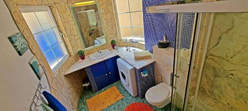 A bathroom at Ferienhaus Casa Oasis - La Pared - Garten - Meerblick