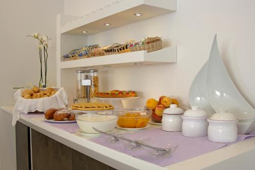 - un comptoir de cuisine avec un paquet de nourriture dans l'établissement Hotel Lugano, à Riccione