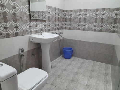 Bilik mandi di BHAGSU HOME STAY