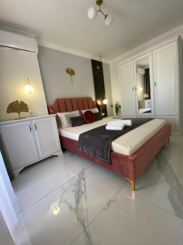 - une chambre avec un grand lit et un canapé dans l'établissement Marble Apartments, à Oradea