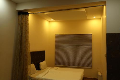 Una cama o camas en una habitación de Thar Exotica Hotel & Resorts In Bikaner