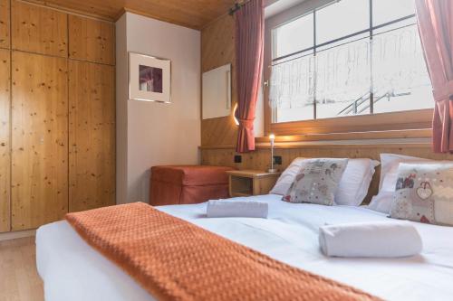 ein Hotelzimmer mit zwei Betten und einem Fenster in der Unterkunft Sole - Casa Azzurra Piano Terra in Livigno