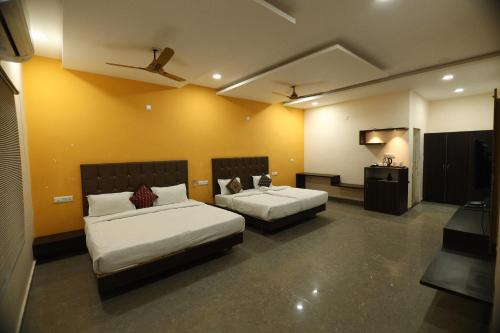 Una cama o camas en una habitación de Thar Exotica Hotel & Resorts In Bikaner