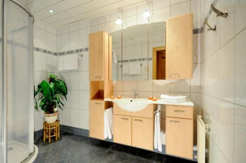 Ett badrum på Pension Edelweiß