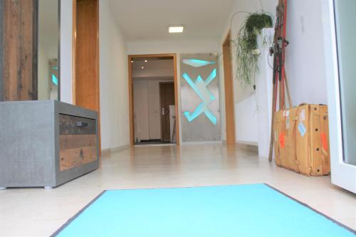 a hallway with a blue mat on the floor at Ferienwohnung Morgentau in Germersheim