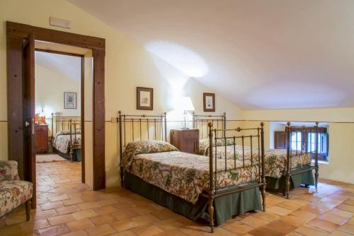 - une chambre avec 2 lits superposés et un miroir dans l'établissement Torre Camigliati Dimora Storica, à Camigliatello Silano