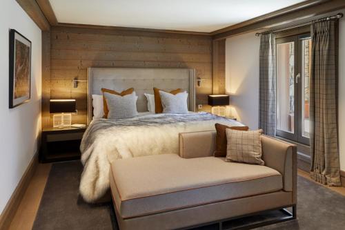 クールシュヴェルにあるSix Senses Residences & Spa Courchevelのベッドルーム(大型ベッド1台、椅子付)