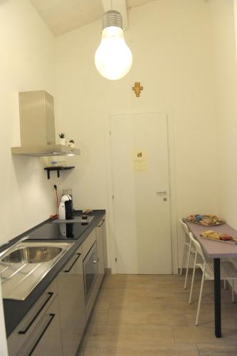 Kuchyň nebo kuchyňský kout v ubytování Il Granaio di Rossetti Elisabetta