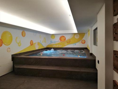 a room with a hot tub in a room at Hotel Le Alpi in Livigno