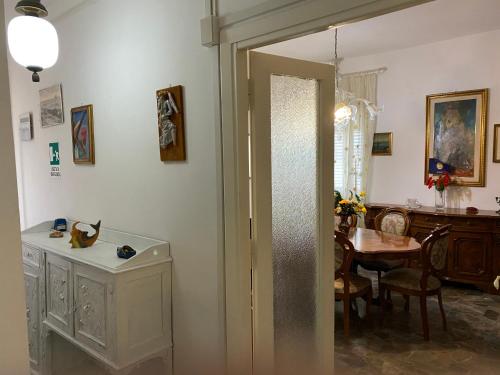 リド・ディ・オスティアにあるAppartamento Zia Gesinaのダイニングルームにつながるドア付きの部屋