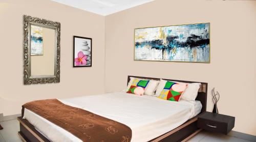 a bedroom with a bed and a mirror at PPH Living Bhimas in Tadas