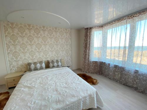 um quarto com uma cama e um cão deitado no chão em Baltic dream Apartments em Sillamäe