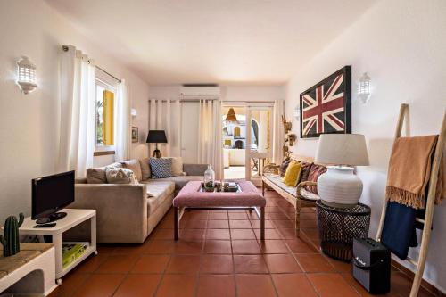 uma sala de estar com um sofá e uma mesa em Casa O12 em Vilamoura
