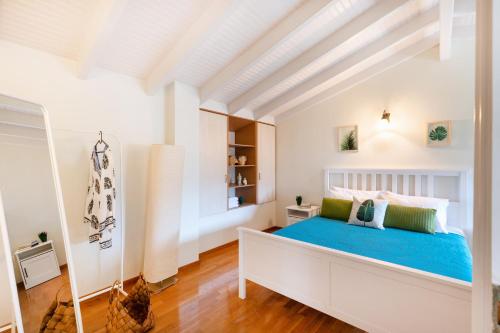 Postel nebo postele na pokoji v ubytování Spyrelia Villa with Private Pool & Outdoor Hot Tub