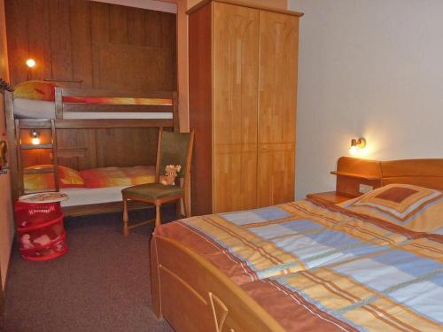 シュマレンベルクにあるFerienbauernhof Gördesのベッドルーム1室(ベッド1台、二段ベッド1組付)