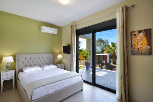 Кровать или кровати в номере Adorno Luxury Villas